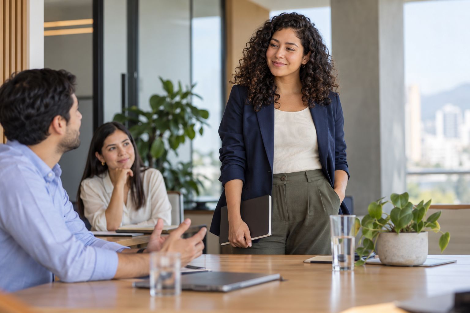 Especialista TI en un espacio de trabajo compartido con su equipo